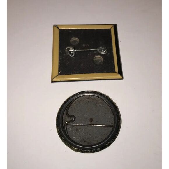 MOTLEY CRUE VINTAGE 1983 TOO FAST & SHOUT at the DEVIL ERA BUTTON SET. Real Pins - Picture 5 of 8